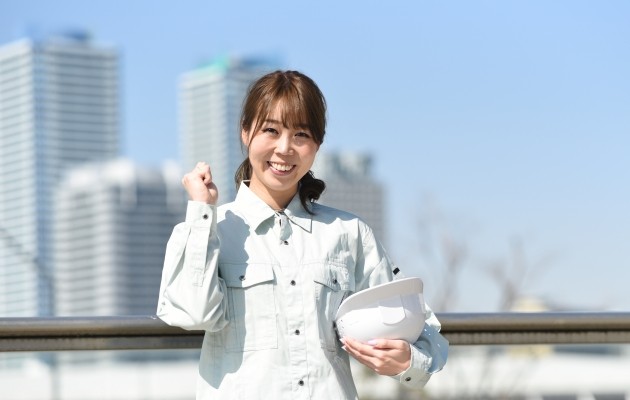 転職で施工管理職に転身し仕事を続けている女性