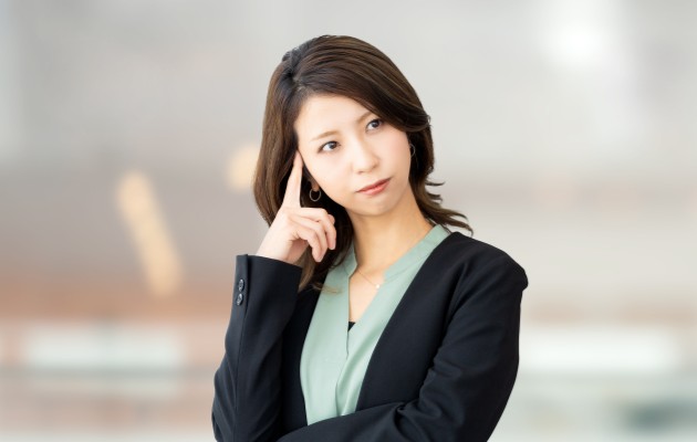 結婚後の仕事について悩んでいる女性
