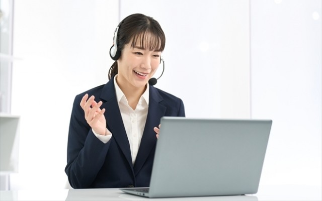 キャリアアドバイザーに未経験から転職して仕事内容がわかり、求職者をサポートする女性