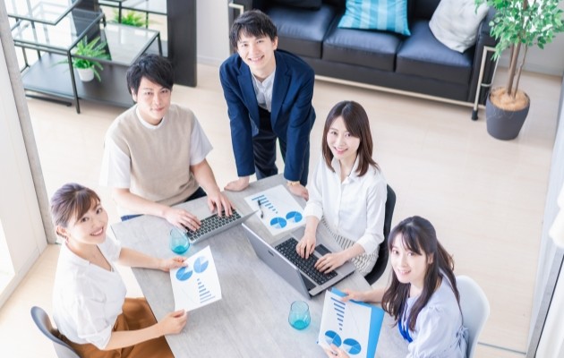 キャリアアドバイザーに未経験から転職しやりがいを感じて働いている男性や女性社員