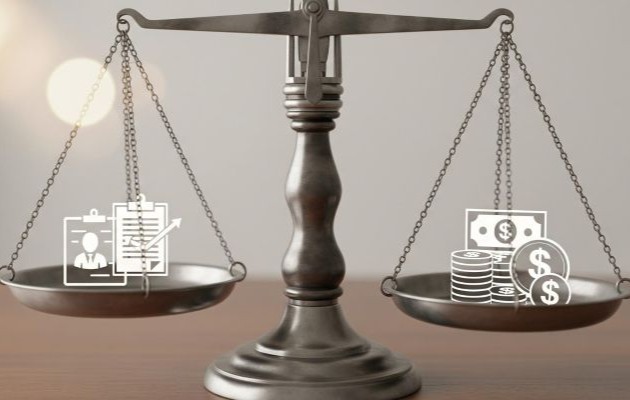 働きやすい会社の特徴がで従業員への明確な評価基準や給与体系についてイメージする天秤