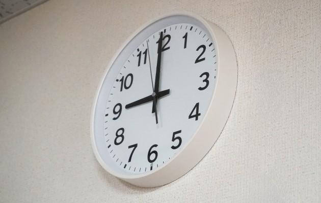 日本企業の平均残業時間を超えて、定時を過ぎ午後9時を過ぎている壁掛け時計のイメージ