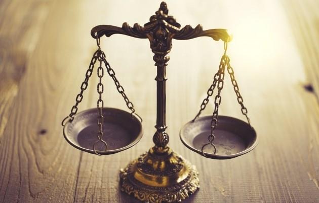 日本企業の平均残業時間を超えていないホワイト企業と超えているブラック企業を天秤で比べているイメージ