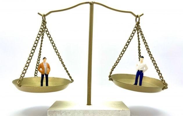 テレワーク・リモートワークに向いているか向いていないかを天秤にのせて比べているイメージ画像