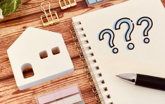 施工管理に関するよくある質問をイメージした住宅とクエスチョンマークがあるイメージ画像