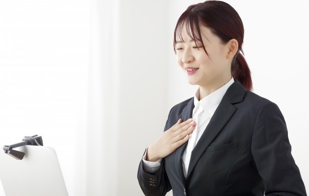 対面面接との違いに気をつけなら自宅にてオンライン面接のマナーに配慮して面接に臨む女性