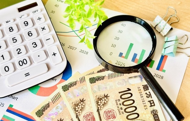 ホワイトカラーとブルーカラーの給与や将来ををイメージする画像