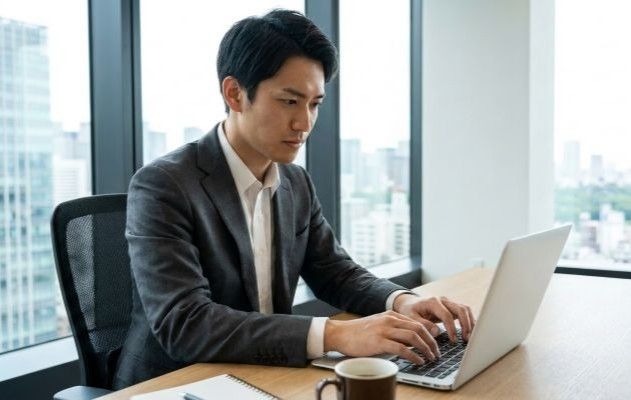 新卒1ヶ月で退職して、新しい職場に転職して活躍する20代男性