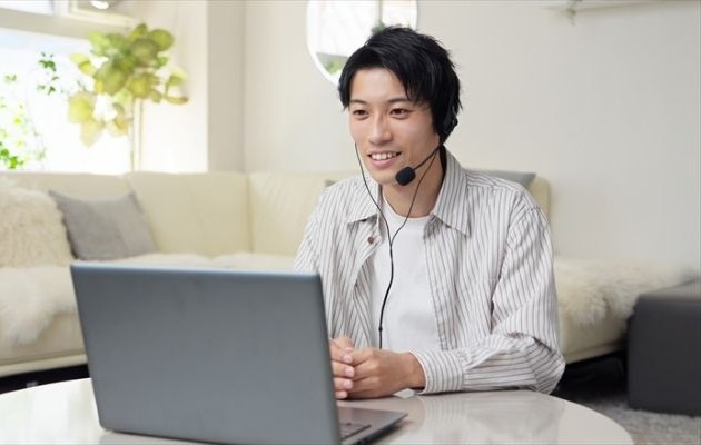 退職代行を利用しても転職には不利にならないとわかり、転職エージェントを利用して面接の練習を自宅でおこなている男性