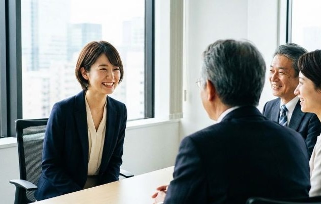 退職代行の利用後、採用面接を受けて転職活動をしている女性と、応募先の面接官