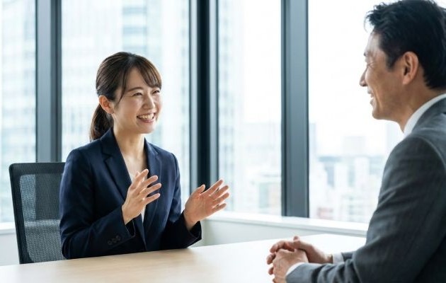 新卒1ヶ月で転職して採用面接試験を受けている20代の女性