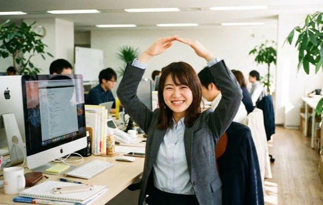 退職代行を使ったものの転職には不利にならず、新しい職場で活躍する女性