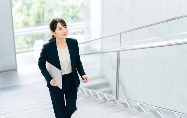 AIの影響で事務職がなくなると言われる時代に事務の経験を活かして転職活動をする女性