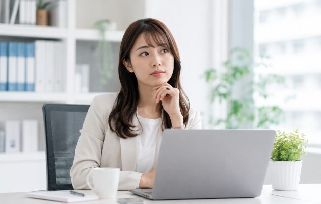 AIの影響で事務職がなくなると言われる時代に必要なスキルについて考える女性