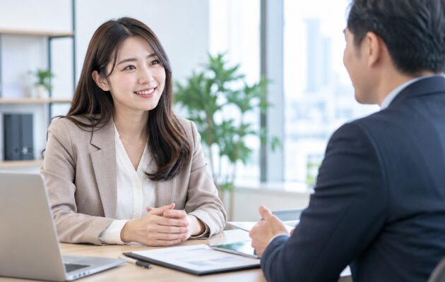 未経験からブルーカラービリオネアに近づく転職ステップを知り転職活動を行う女性