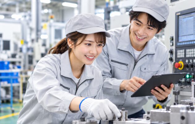 派遣から転籍で正社員として働く男性と女性