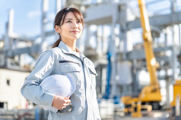 女性におすすめなブルーカラーに転職して仕事をする女性