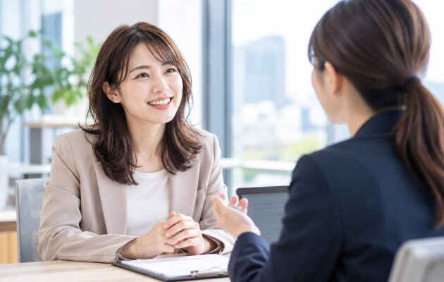 ブルーカラーの仕事に未経験の女性が面接官を相手に転職活動をしている様子